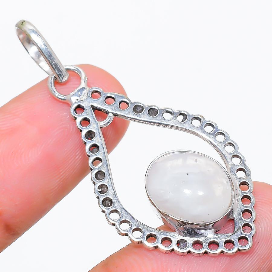 

Natural Rainbow Moonstone Gemstone 925 Sterling Silver Pendant 1.85 k5B29