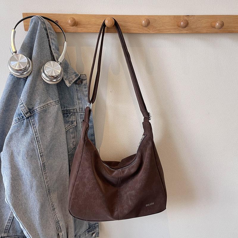 

Autumn and winter thick messenger bag women s new trendy dumpling bag lightweight small satchel underarm bag casual shoulder bag темно-коричневого кольору