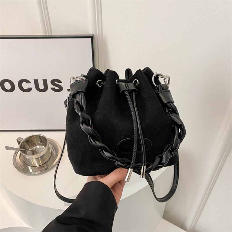 

Bag Women s messenger bag 2025 new autumn and winter matte retro niche design women s shoulder portable bucket bag separate bag