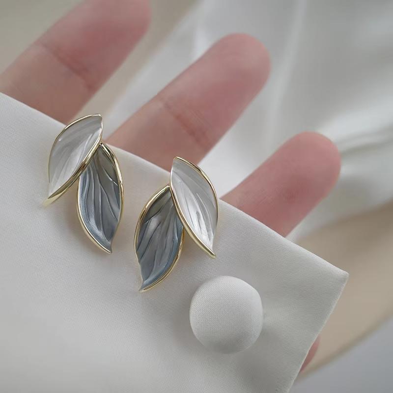 Korean Sweet Elegant Grey Leaf Stud Earrings for Women Vintage Trendy Fresh Lovely Metal Leaf Earrings Women's Jewelry