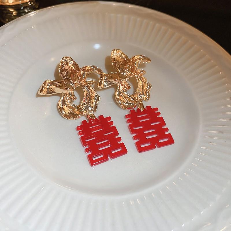 Luxury Silver Diamond-Inlaid Red Flower Pearl Stud Earrings: Elegant Design with a Fashionable Flair