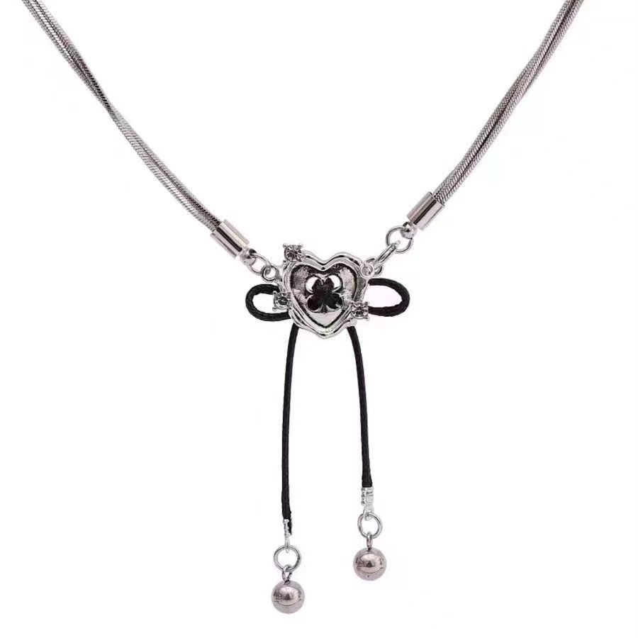 

Button love multi-layer snake bone necklace female niche design sense ins cold wind cool tide personality accessories collarbone chain