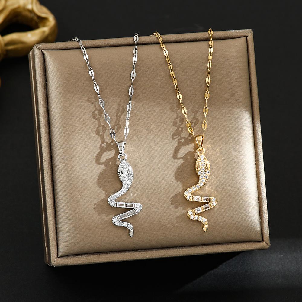 Questa Collana in Acciaio Titanio Presenta un Ciondolo a Serpente Incastonato con Micro-Diamanti; Una Catena per la Clavicola Elegante Adatta Sia per Uomini che per Donne.
