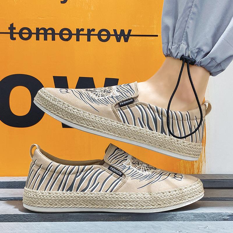Fashion Low Top Canvas Shoe for Men Fashionable Student Board Slip-on Loafers Men Casual Flat Shoe Sapatos Masculinos Tenis Para Hombre
