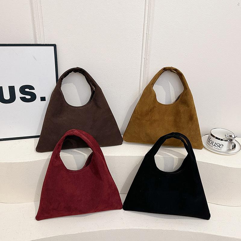 This Handbag Exudes A Sense of Sophistication and Simplicity. It's A Versatile Commuting Bag That Can Be Carried Out with Ease