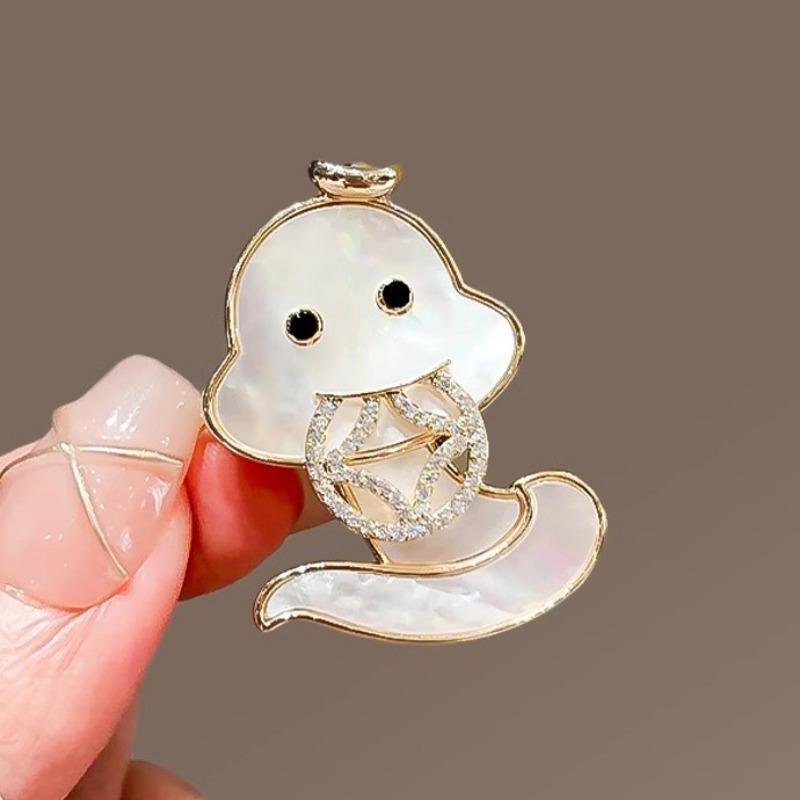 Cute Gold Coin Snake Baby Brooch, High-end Women's Fashionable and Elegant Brooch, Niche and Sophisticated Brooch