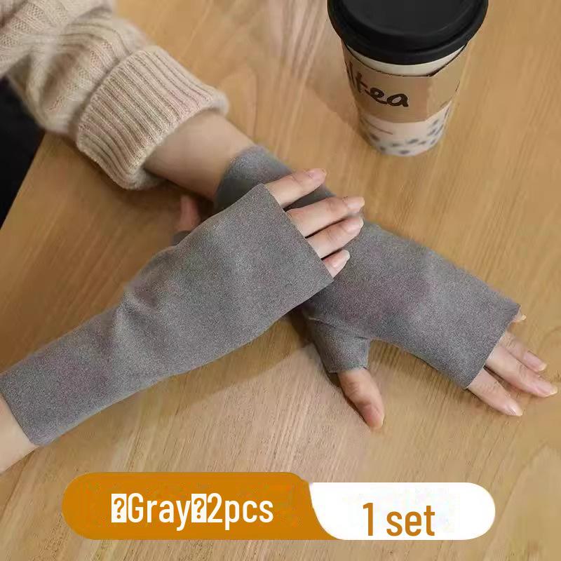 

Немецкие женские зимние перчатки с полупальцами из бархата: Теплый, приятный на ощупь и совместимый с сенсорным экраном, подходит для вождения, учебы и письма. 2 pieces