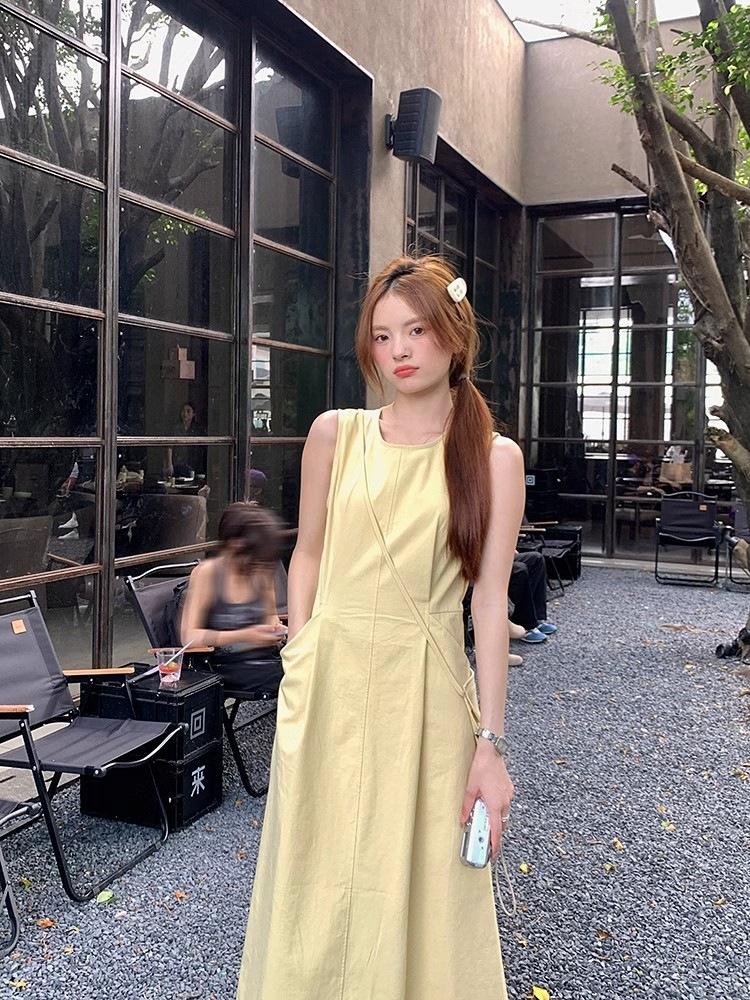 Send a small backpack, design jewelry, pure and gentle yellow dress, women's summer round neck waist and thin a-word long dress