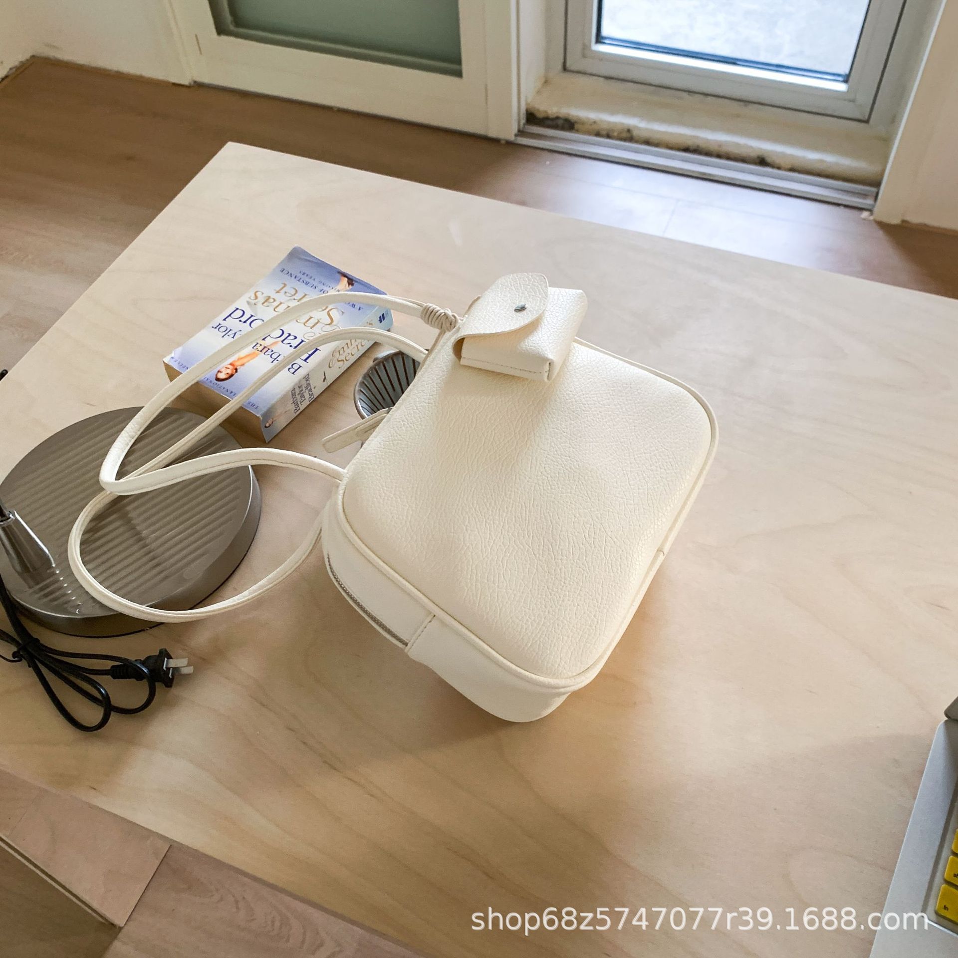 Модная женская сумка на плечо подмышкой 2025 новая сумка-боулинг большой вместимости сумка-подушка нишевая простая дорожная женская сумка