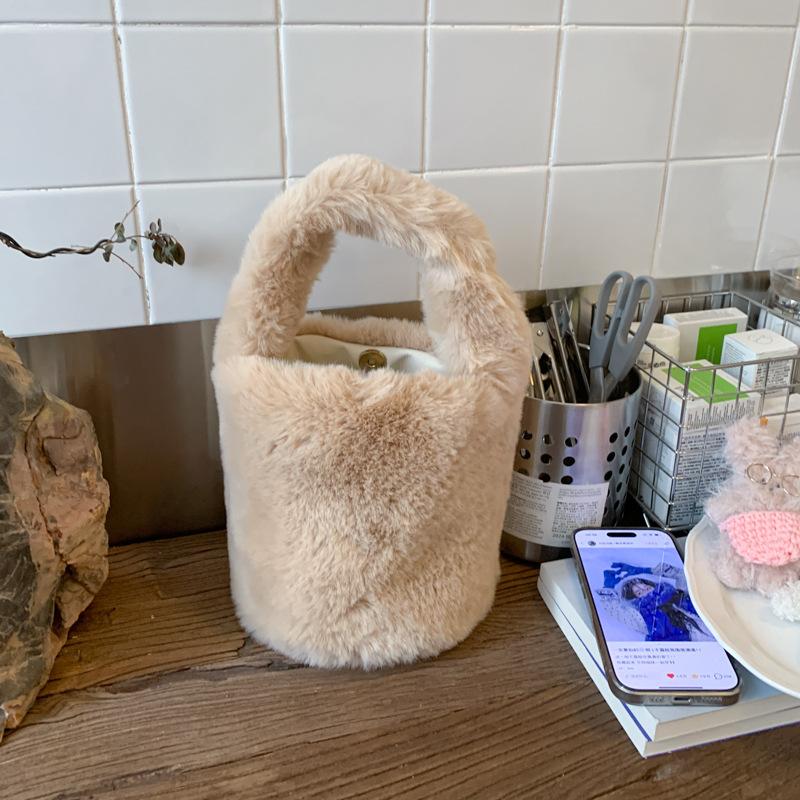 Plush bag women's autumn and winter 2025 new casual niche design plush handbag popular bucket bag