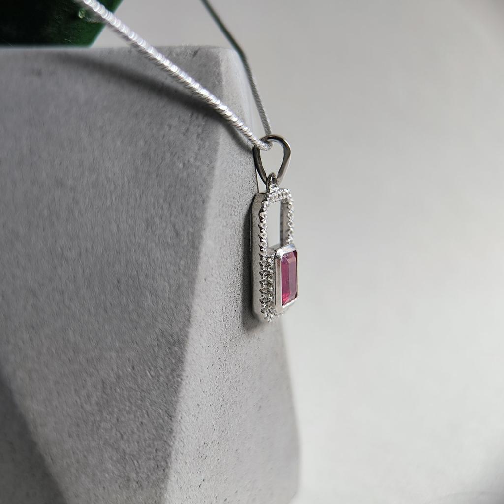 Silberne Anhänger mit Rubin 1,736 Karat, Zirkonia (2205227)