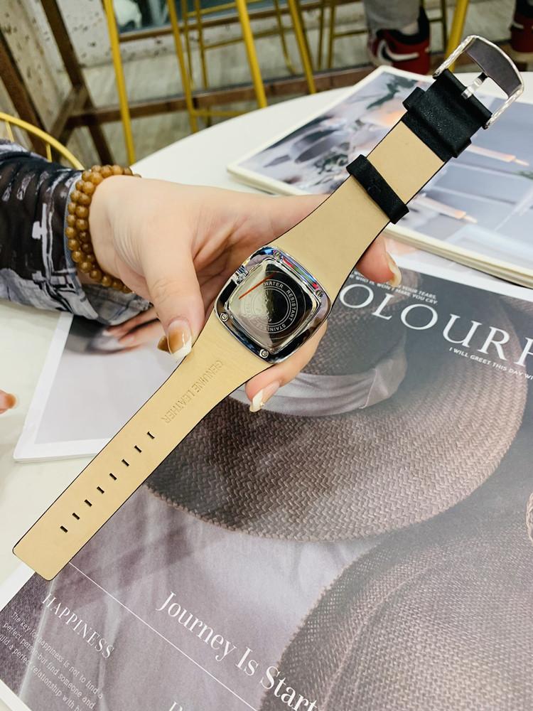 New Square Watch For WomenFeaturing A Large Dial Leather Strap Vintage Design, And A Stylish, Luxurious, And Sophisticated Look.