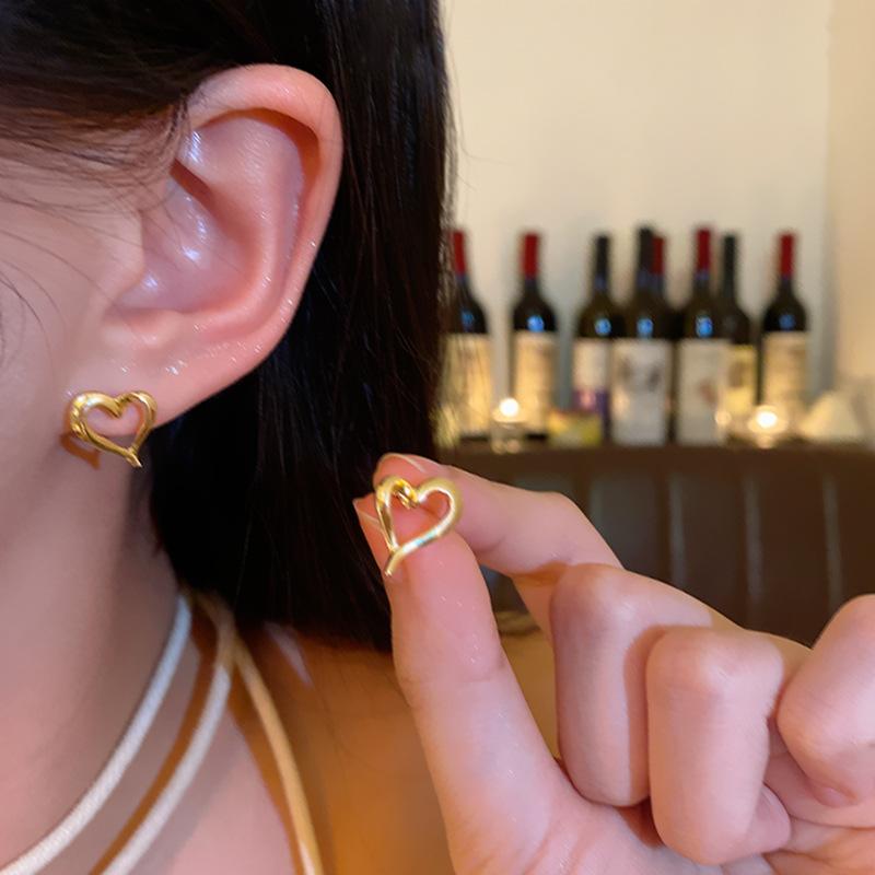 Серебряные полые серьги-гвоздики в форме сердца Женские металлические серьги в холодном стиле Ретро серьги с темпераментом