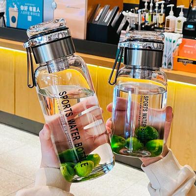 Bottiglia d'acqua in vetro da 2 litri con cinturino Bottiglie d'acqua sportive portatili da viaggio all'aperto Bottiglia di vetro alla moda a tenuta stagna con infusore