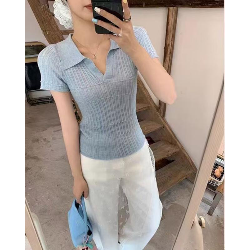 T-shirt a maniche corte in maglia con colletto polo e spalle scoperte per l'estate da donna, un nuovo top aderente con texture a bottoni
