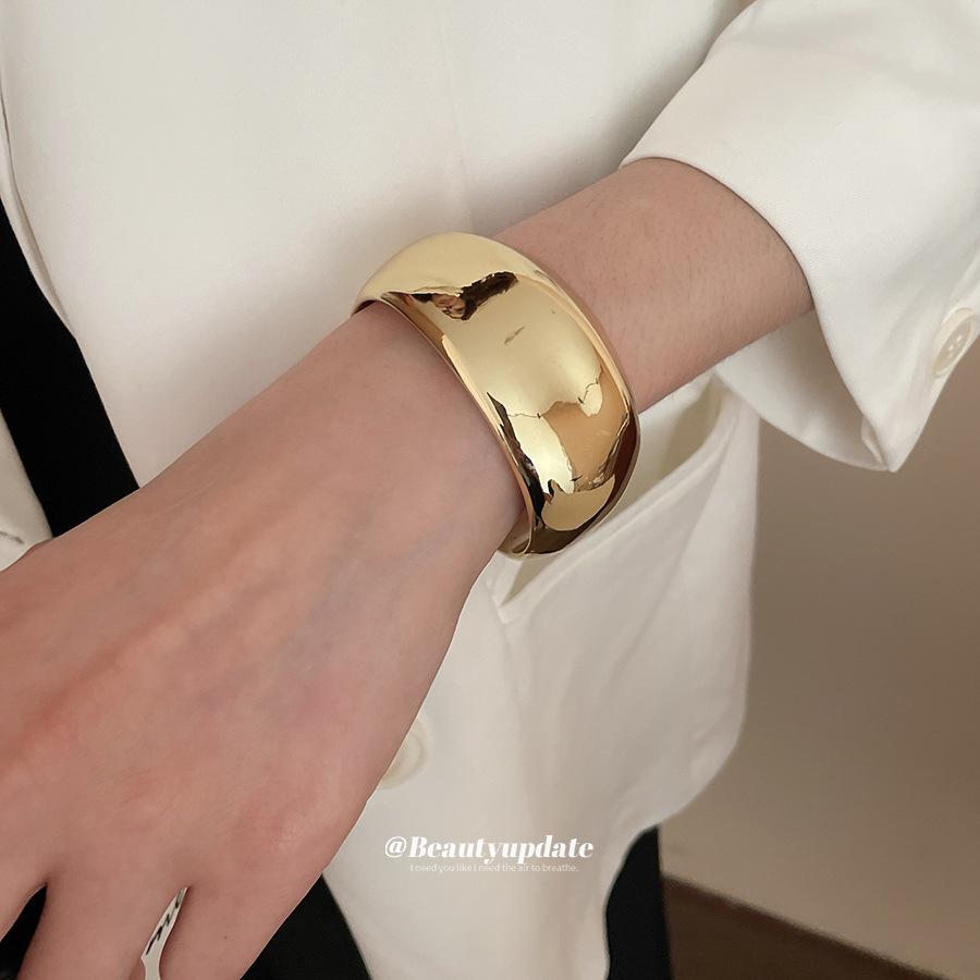 Irregular geometric smooth surface twisted opening bracelet, European and American style, unique and niche wristband, exaggerated and elegant jewelry