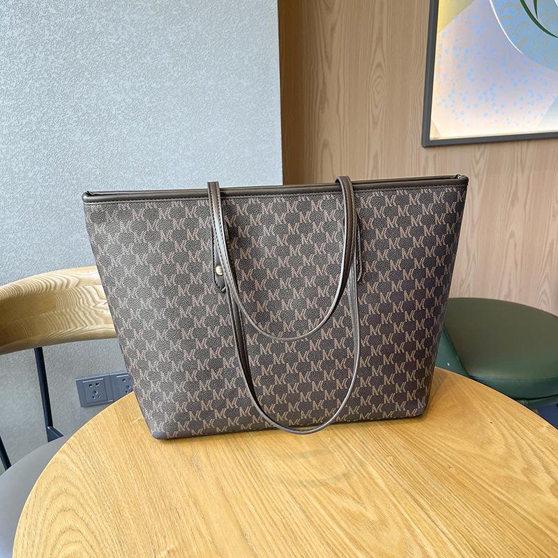 

Хит продаж 2024 Женская модная сумка-тоут большой вместимости - Универсальные стили ношения на плече и в руках коричневый