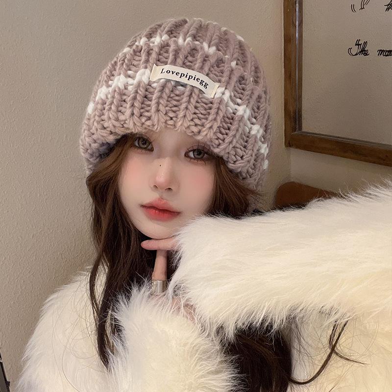 

Женская осенне-зимняя новая модная универсальная вязаная шапка в корейском стиле, подчеркивающая лицо, с вышивкой маленькими буквами, теплая шапка для женщин M（56-58cm）