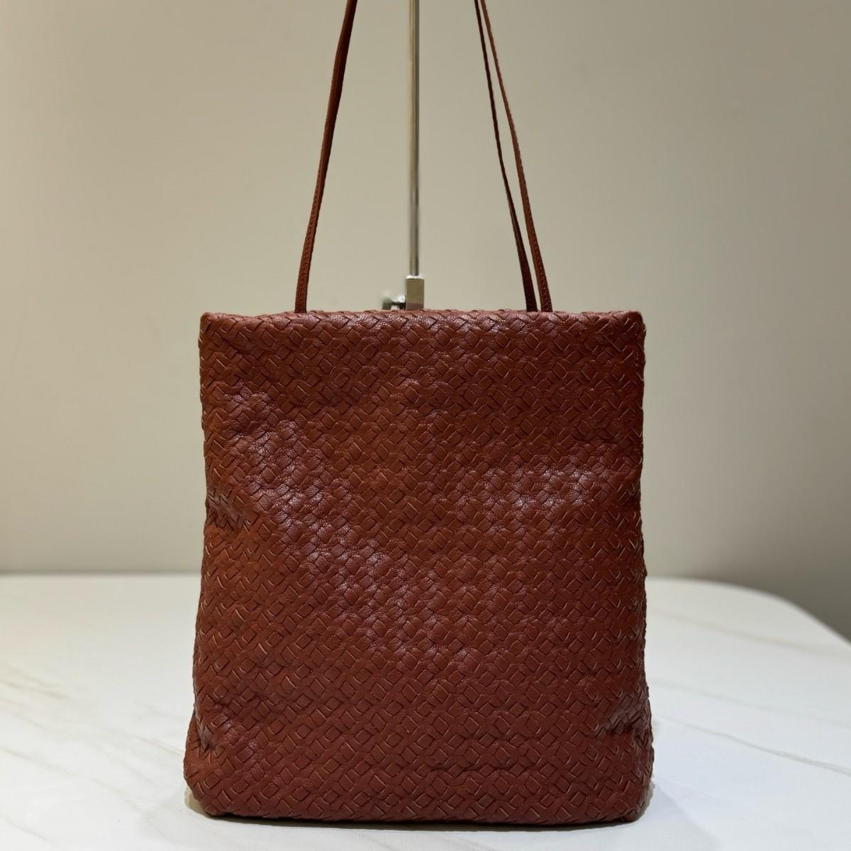 

Minimalist Style Knitting Bag Women s 2025 New High-End Sense Small Crowd Single Shoulder Bag Easy-to-Carry Bag With Soft Lambskin Lining 26x10x29cm