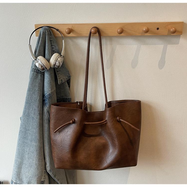 

Autumn and winter retro large-capacity bag women s 2025 new fashion high-end commuter tote bag casual shoulder bag