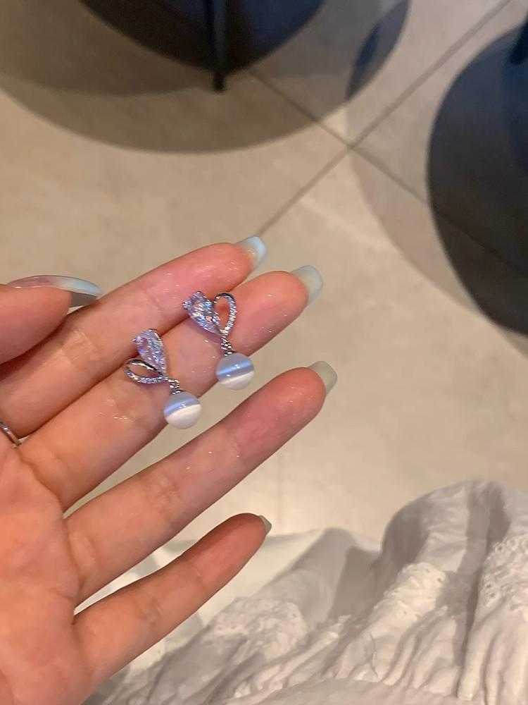 

Серьги-пусеты в форме сердца с цирконом «кошачий глаз»: 2024 Модный нишевый дизайн Роскошные пусеты и клипсы