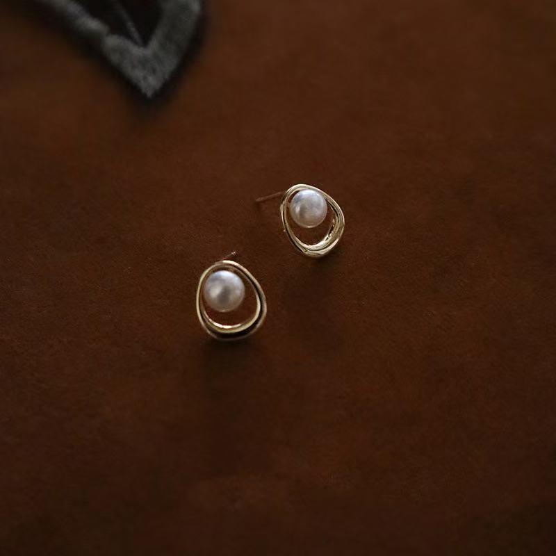 Irregular Pearl Circle Stud Earrings: Elegant, Versatile, Light Luxury for Women