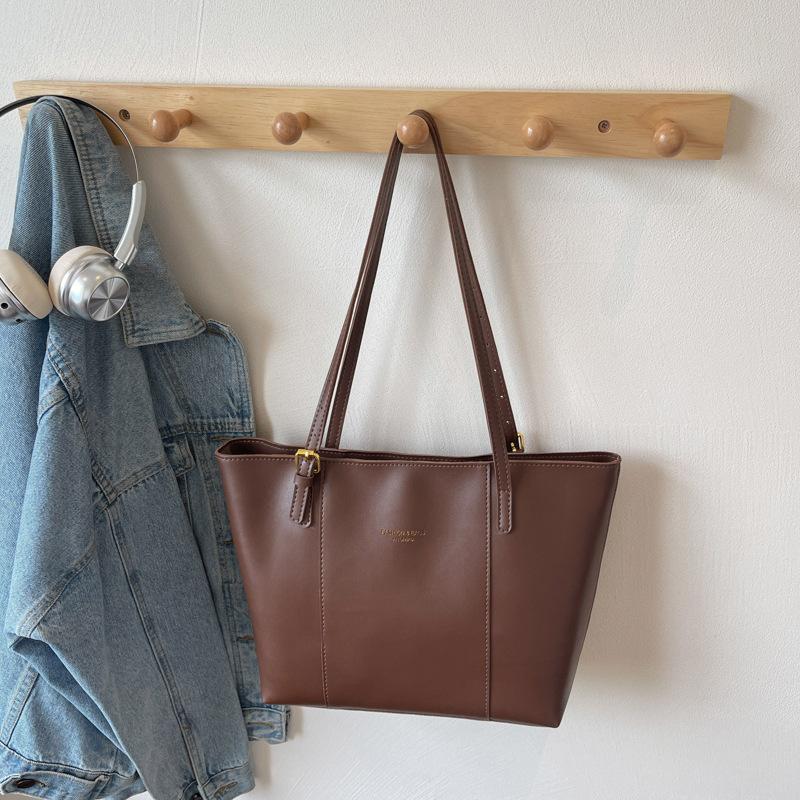 

Premium bag women s 2025 new popular fashion versatile retro shoulder bag large capacity commuter tote bag темно-коричневого