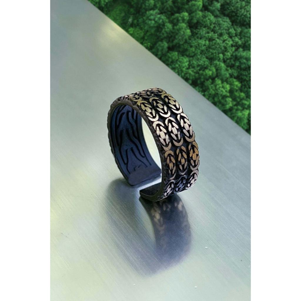 Verstellbarer schwarzer Ring mit Fischgrätenmuster