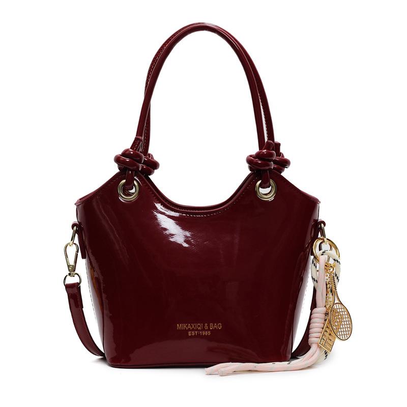 Popular Simple Retro High-end Texture Bright Leather Hand Carrying Bucket Bag Versatile Commuting Foreign Style Single Shoulder Messenger Bag Bag Fema