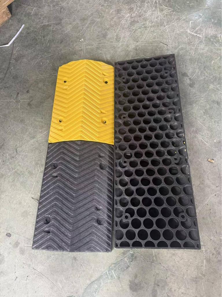 Rubber Speed Bump Curb Ramp Mat for Road, Parking, and Doorway Use