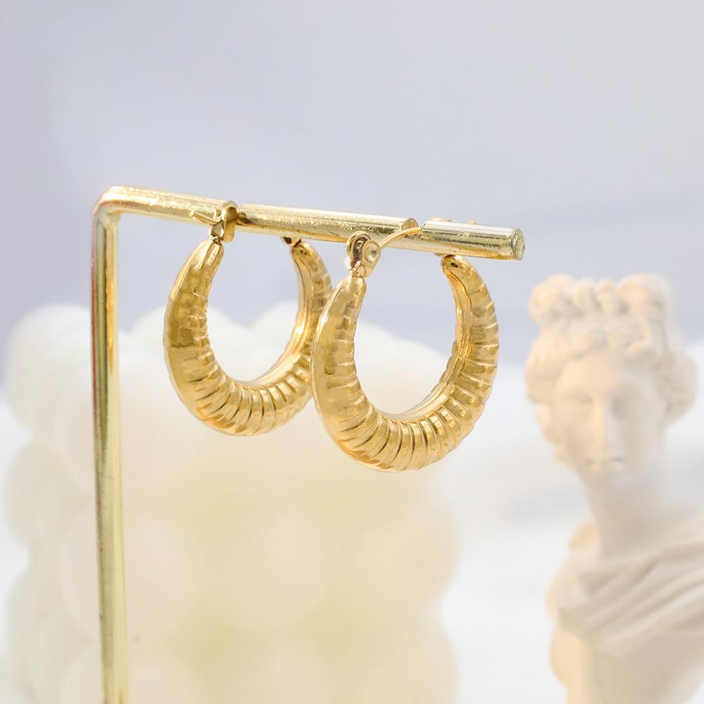 Fashion Light Luxury Threaded Crescent Hollow Earrings Women'S 18K Titanium Steel Ear Buckle Earrings, Advanced Sense Does Not Fade