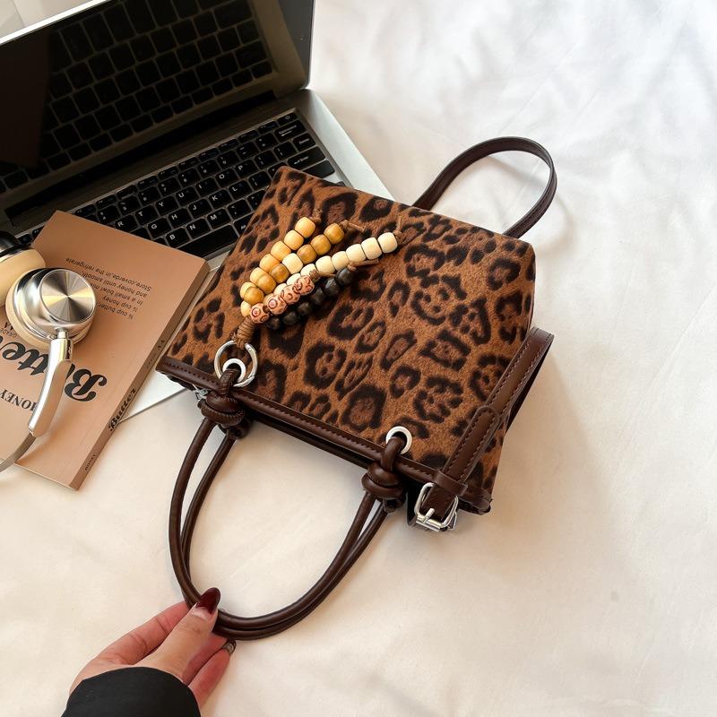 Niche design fashion messenger bag retro shoulder portable small square bag women's new leopard print bag women