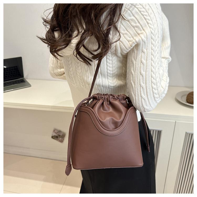 Textured Retro Drawstring Bucket Bag for Women New Fashion Shoulder Bag Large Capacity High End Crossbody Bag