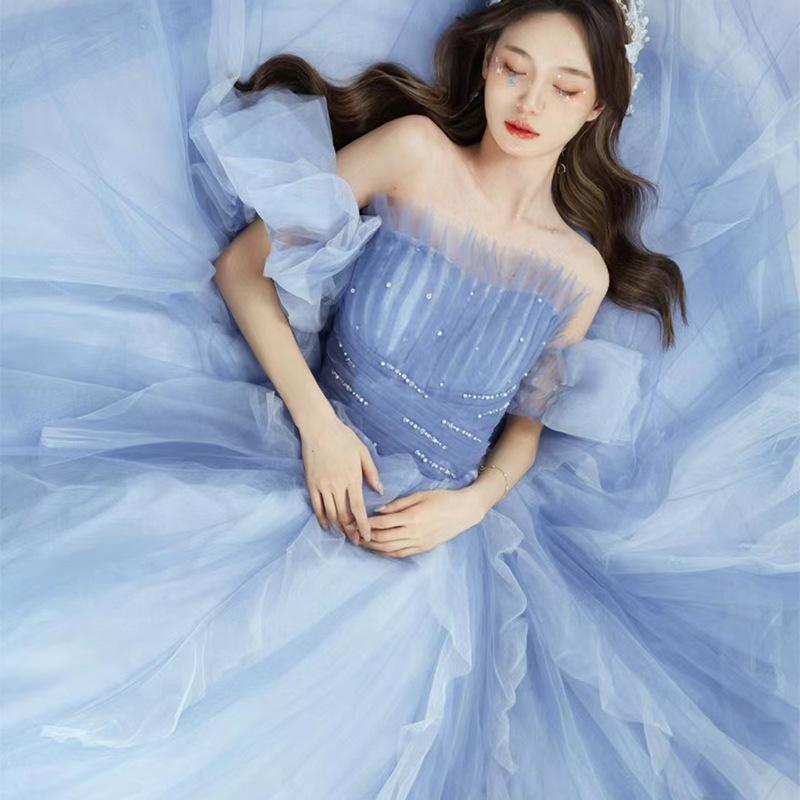 

Wedding photo title costume beautiful blue light wedding dress colorful dress couple art Mori S синій