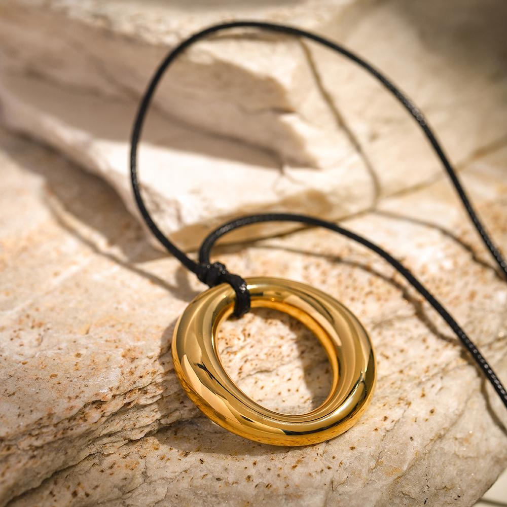 Yori Stainless Steel Round Pendant Hollow Necklace Prevent Allergy Simple Metal 18K Gold PVD Plated Jewelry Bijoux Gift