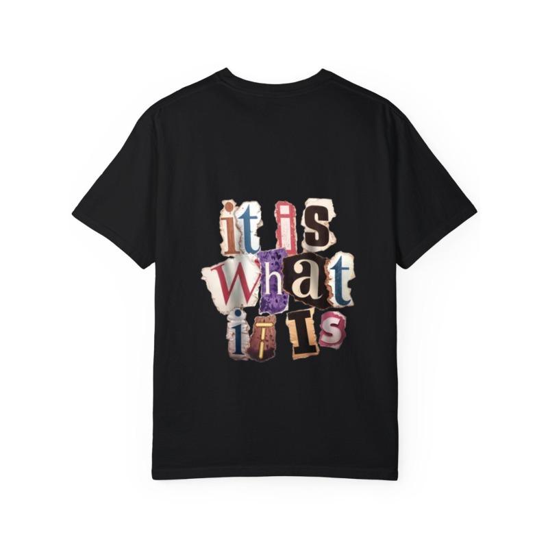 Bílé tričko s kolážovým potiskem It Is What It Is pro volnočasové nošení