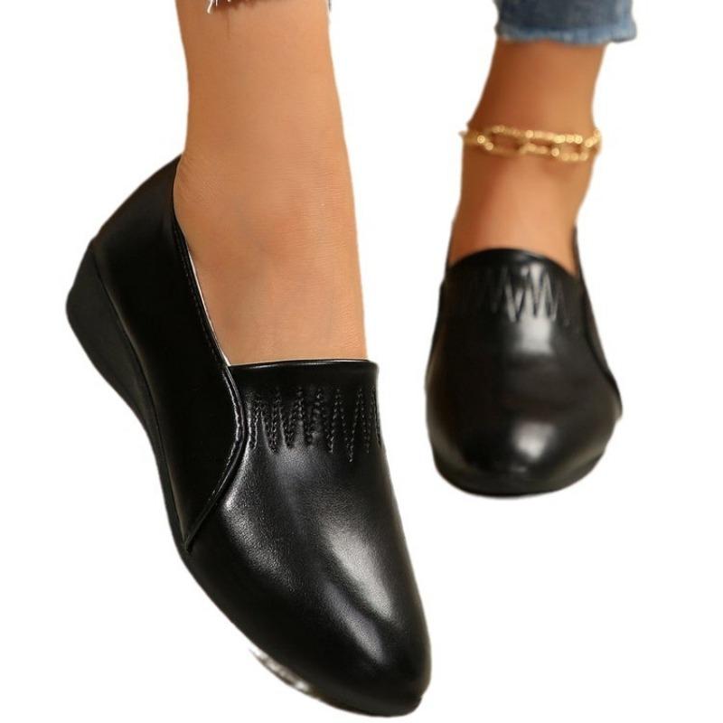 Autumn new large size versatile mother shoes low heel Doudou shoes soft sole comfortable breathable women's leather shoes