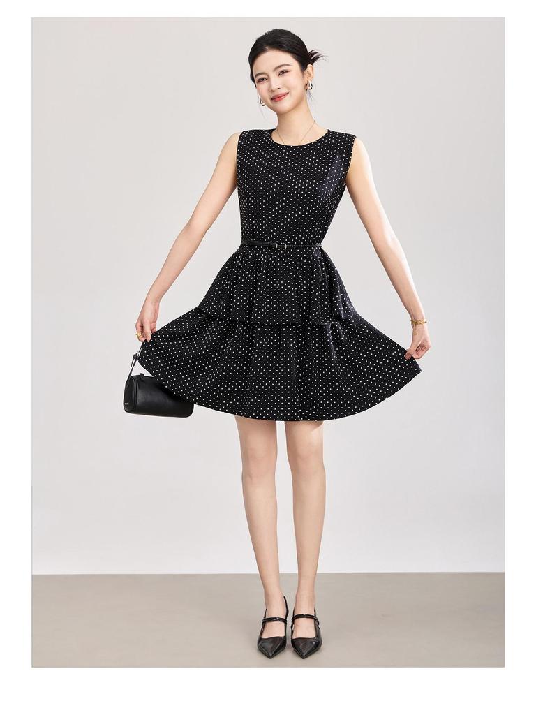 Gepunktetes Satin-Sommerkleid mit Rüschensaum und taillierter Taille für Damen