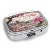 Tragbare Pillendose mit 2 Fächern, Mini-Metall-Medikamenten-Organizer-Etui, Niedlicher bedruckter Pillenbehälter für Vitamine, Pillen, Schmuck, Reisen, Tägliche Anwendung