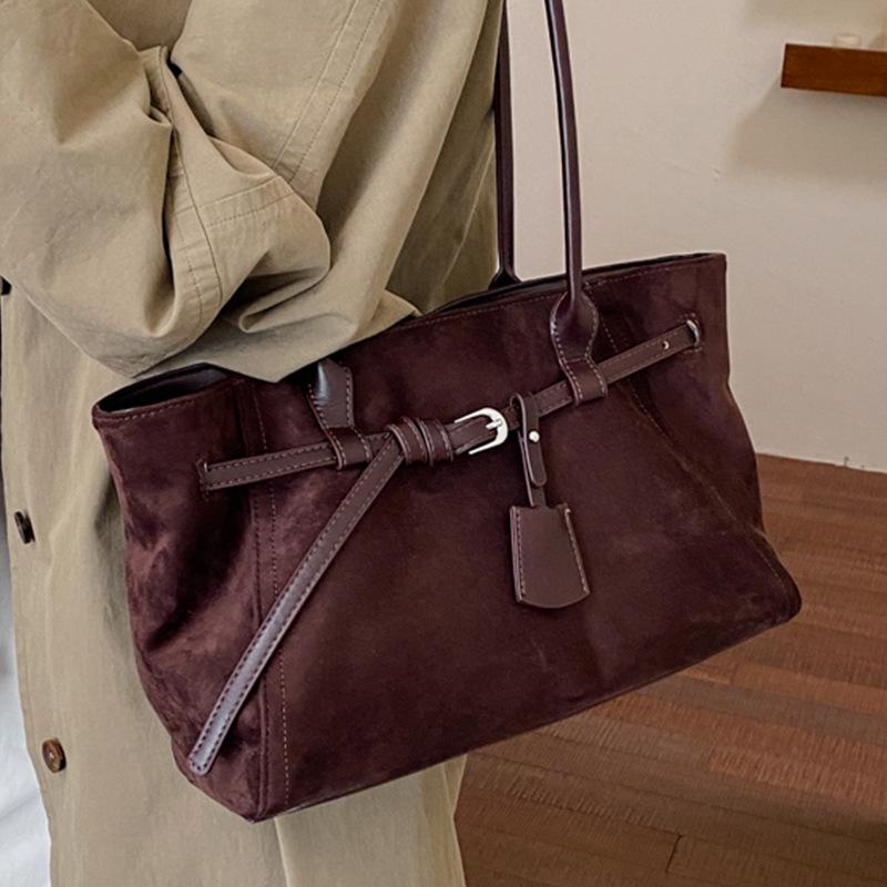Underarm Bag Vintage Style Handbag with Large Capacity for Commuting