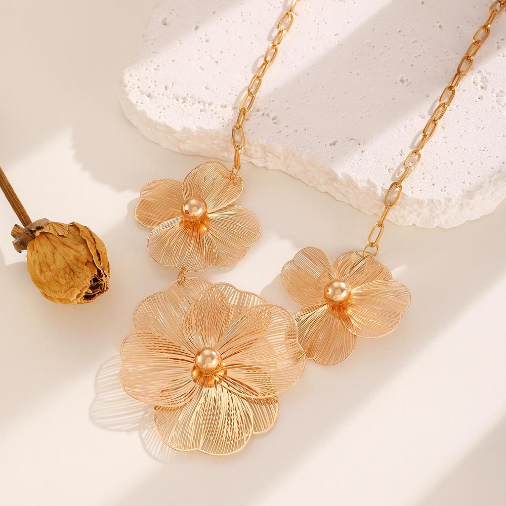Exquisite Gold Flower Necklace & Dazzling Floral Stud Earrings - High-End Luxury Collection