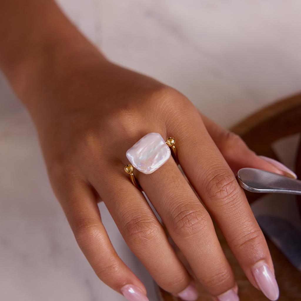 Elegant and Elegant Design 18K Gold, Square Freshwater Pearl Ring Jewelry