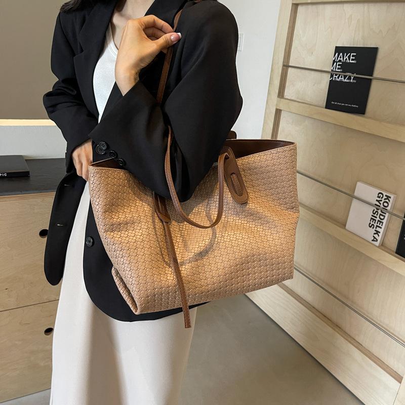Large Capacity Woven Pattern Bag Women's 2025 New Early Autumn Retro Versatile Shoulder Underarm Bag Casual Portable Tote Bag