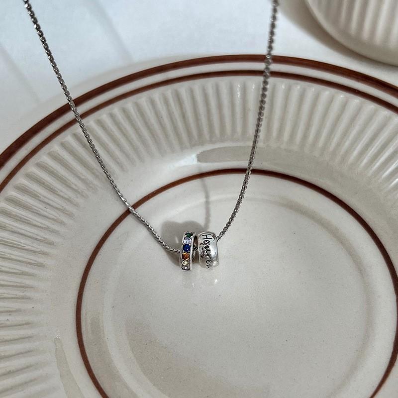 ANENJERY Halskette mit Buchstaben-Anhänger aus farbigen Zirkonia für Damen, zartes Design, Schlüsselbeinkette