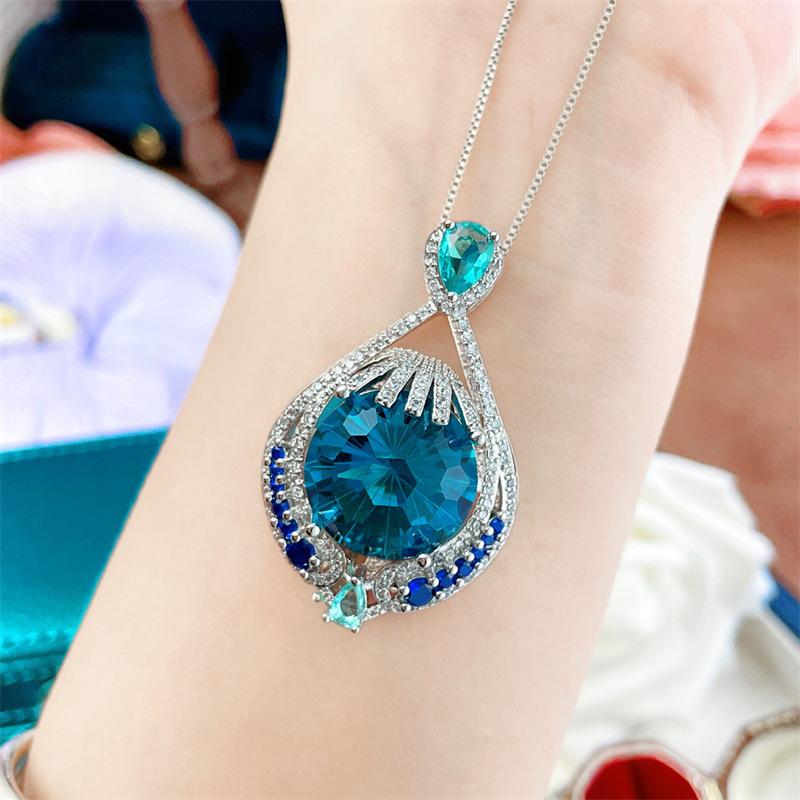 Wysokiej klasy damski naszyjnik, prosty i modny wisiorek w kolorze, błyszczący szlif fajerwerkowy, duży gramowy niebieski cyrkon