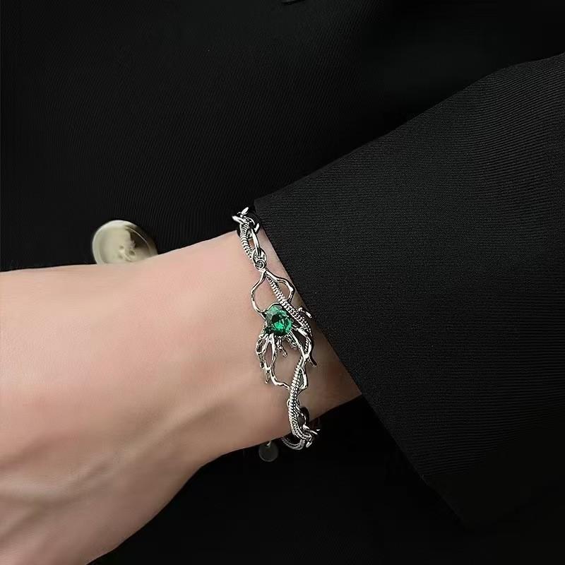 Contemporary Spider Hand Chain Bracelet Crafted From High-quality Stainless Steel