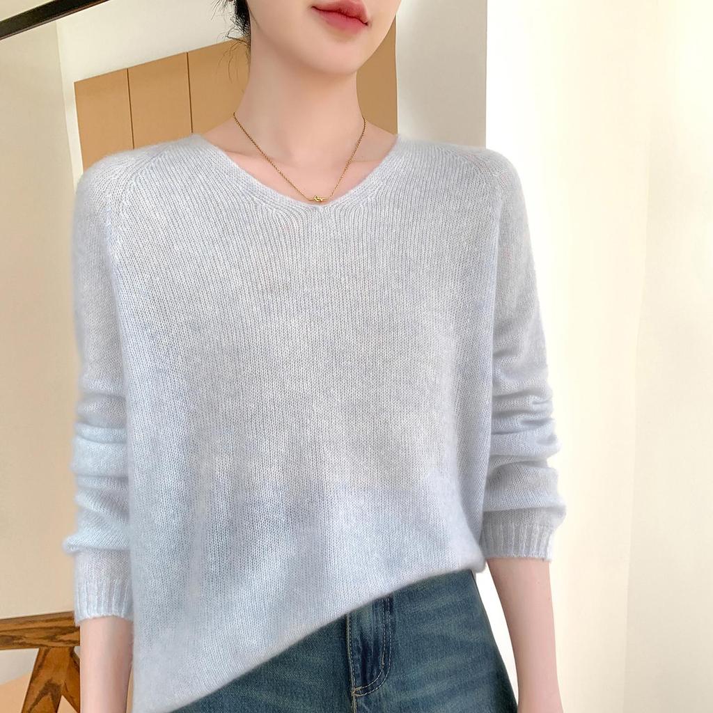 Mulberry Silk V-neck Sweater: Soft, Lightweight Velvet Knit, Women's Loose Fit for Autumn/Winter.