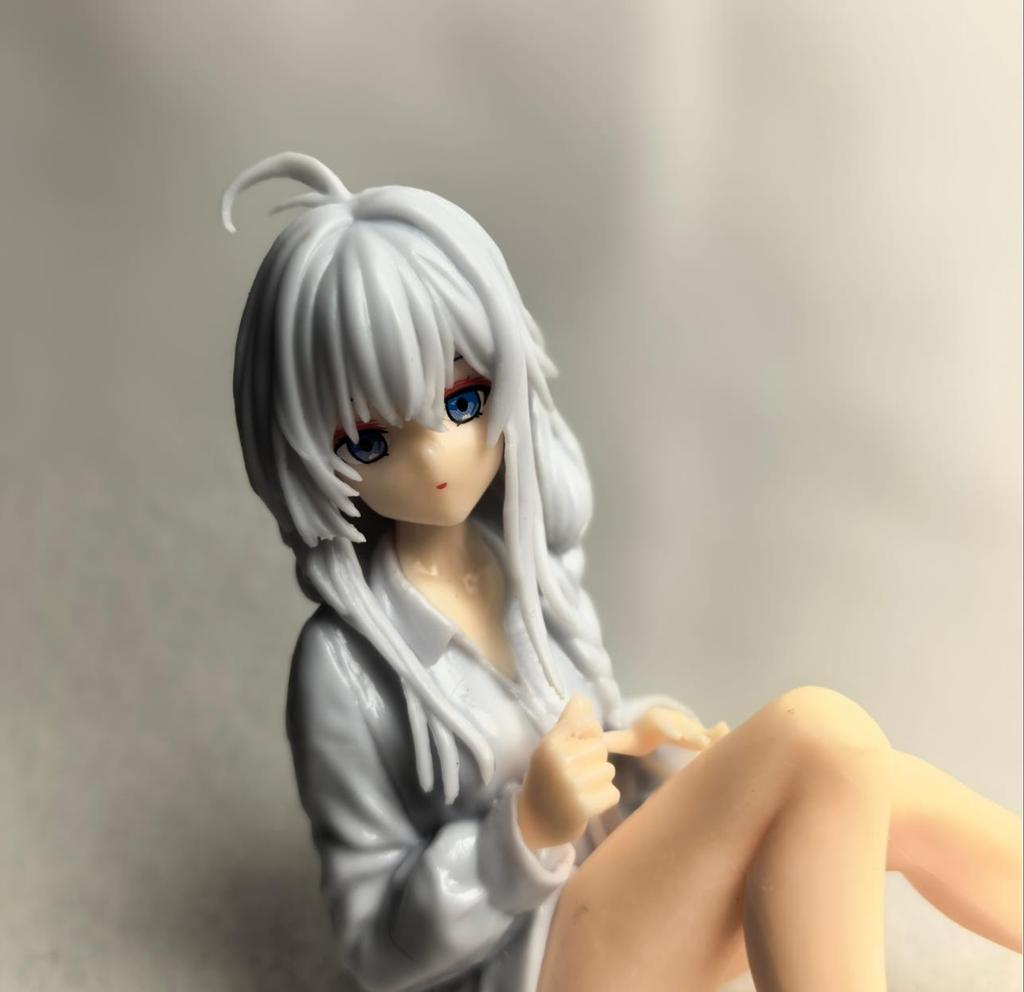 11cm Die Reise der Elaina Elaina im Schlafanzug sitzend Anime-Mädchen Figur Modell Statue Sammlung Desktop-Dekoration Ornament Spielzeug