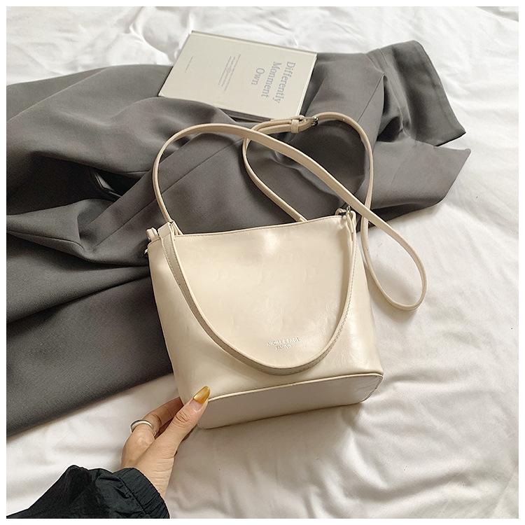 

Niche ins retro portable small bag women s 2025 spring new popular shoulder messenger bag commuter bucket bag