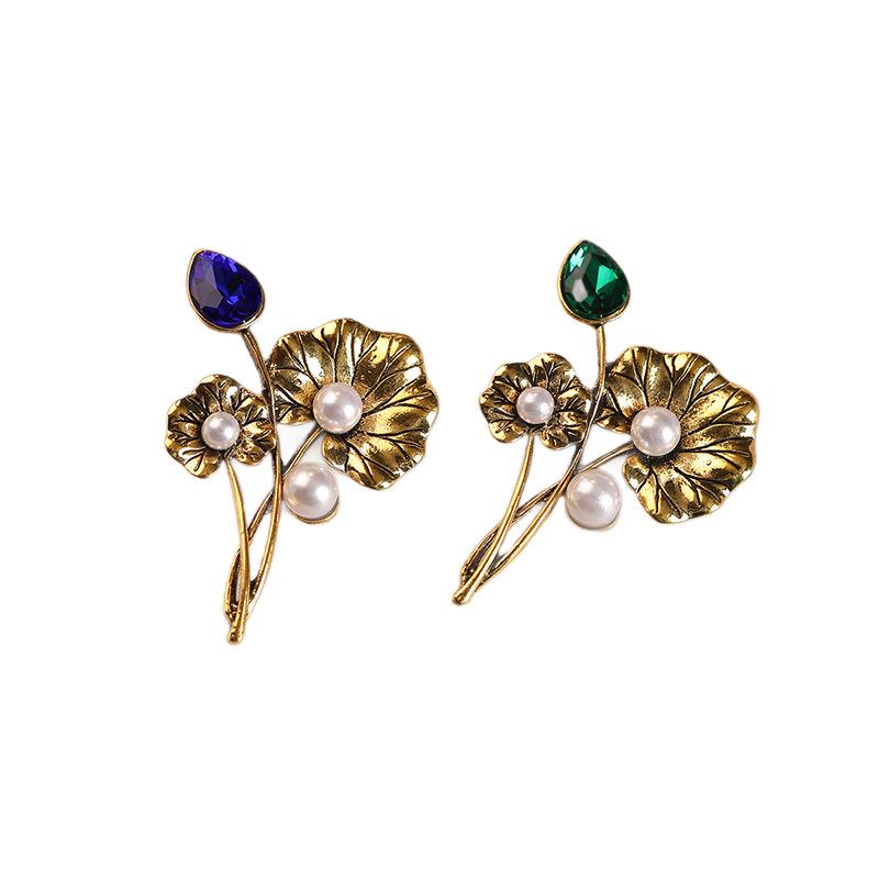 Retro Broszka Perłowa w Stylu Dworskim dla Kobiet, z Lekkim Luksusem i Wysokiej Klasy Wyglądem. Broszka kwiatowa, Elegancka i szczelna